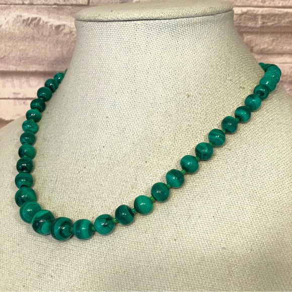 Beautiful Malachite Gemstone Knotted Vintage Gradient Beaded 20” Necklace - Picture 3 of 7